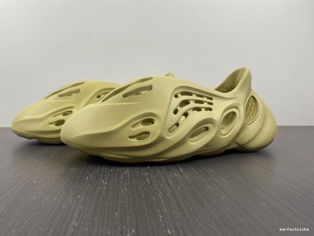 GV6775 Yeezy Foam RNNR Adidas Sulfur 0819